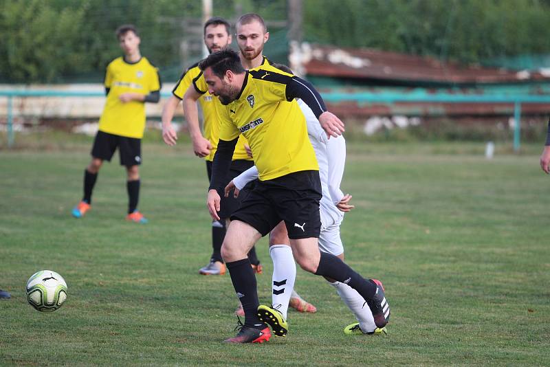 V okresním přeboru vyhrál Litvínov (v žluto-černé kombinaci) v Braňanech 8:0