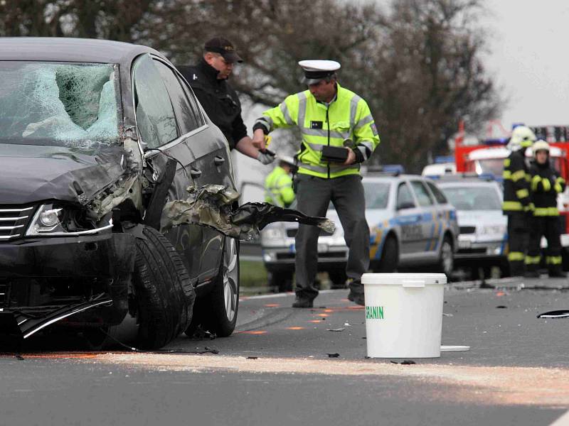 Střet s luxusním autem motorkář nepřežil