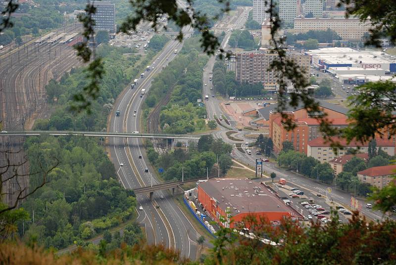 Výhled z mosteckého hradu na vrchu Hněvín - silnice I/13.