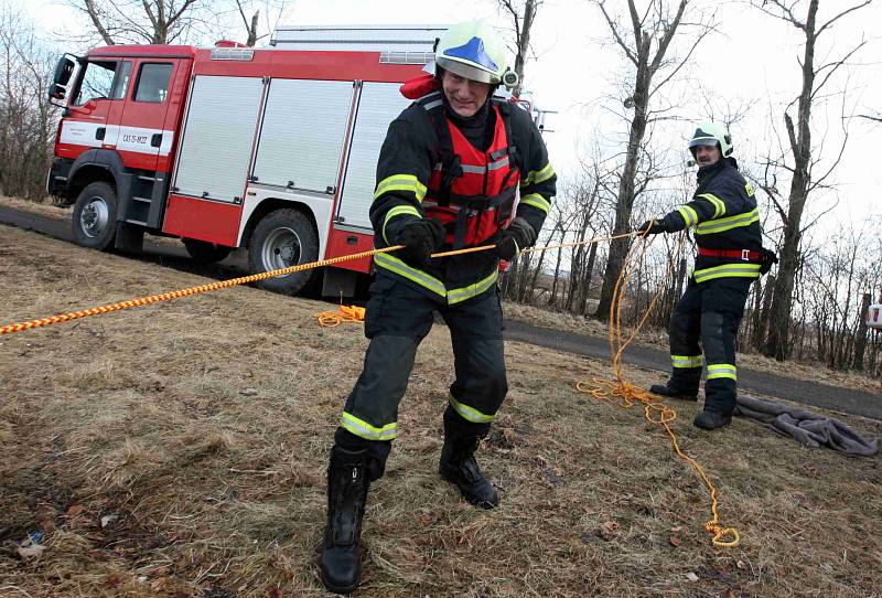 Hasiči nacvičovali záchranu tonoucího z ledu