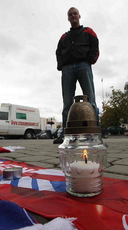 Mostečané v centru města uctili památku tragicky zesnulých hokejistů