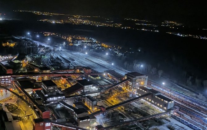 Úpravna uhlí Severočeských dolů, zauhlování Elektrárny Ledvice a v pozadí města Ledvice, Duchcov, Osek a obce v jejich okolí.