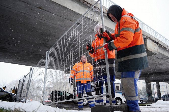 V Litvínově začaly přípravy na demolici mostu nad ulicí Mezibořská. Platí dopravní omezení.