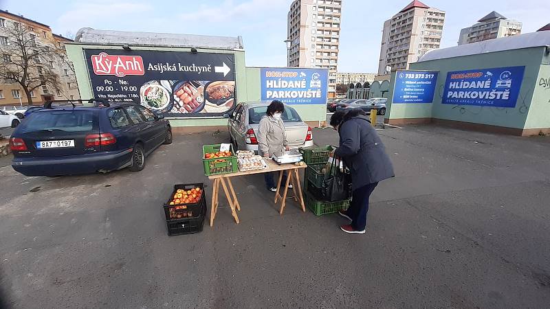 Tržnice u Kosmosu v sobotu ráno 24. dubna.