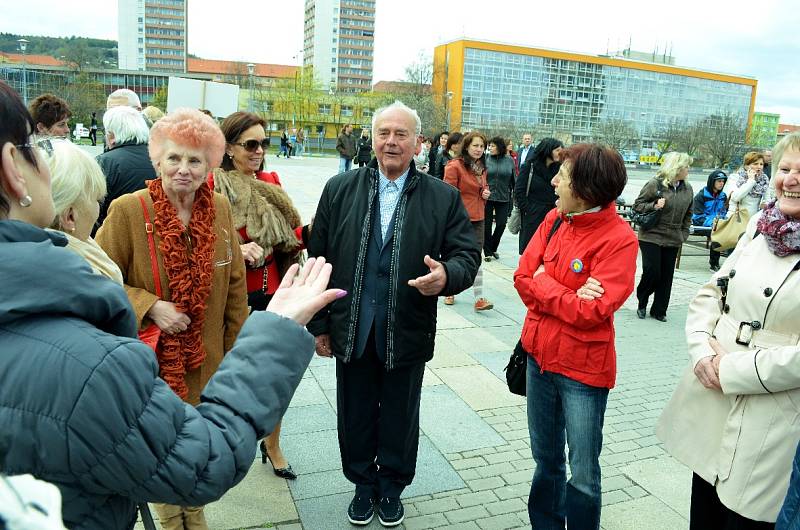 Oslava 50. výročí založení mosteckého "pajďáku" a "ekonomky" byla zároveň i velkým srazem absolventů, současných a bývalých zaměstnanců a studentů. Začalo se na náměstí u Repre a skončilo se v jeho velkém sále. 