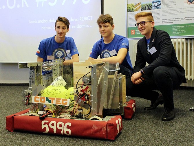 Při Studentské vědecké konferenci v litvínovském Chemparku předvedli studenti gymnázia PORG robota, se kterým se představili při soutěži v USA.