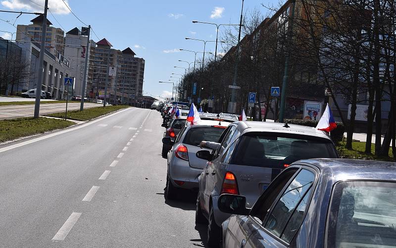 Protestní jízda proti vyhlášeným vládním pandemickým opatřením v ulicích Mostu.