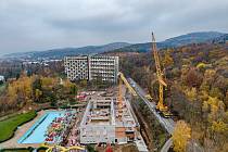 Nad areálem budoucí nové plavecké haly v Litvínově se tyčí největší jeřáb v České republice.