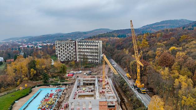 Nad areálem budoucí nové plavecké haly v Litvínově se tyčí největší jeřáb v České republice.