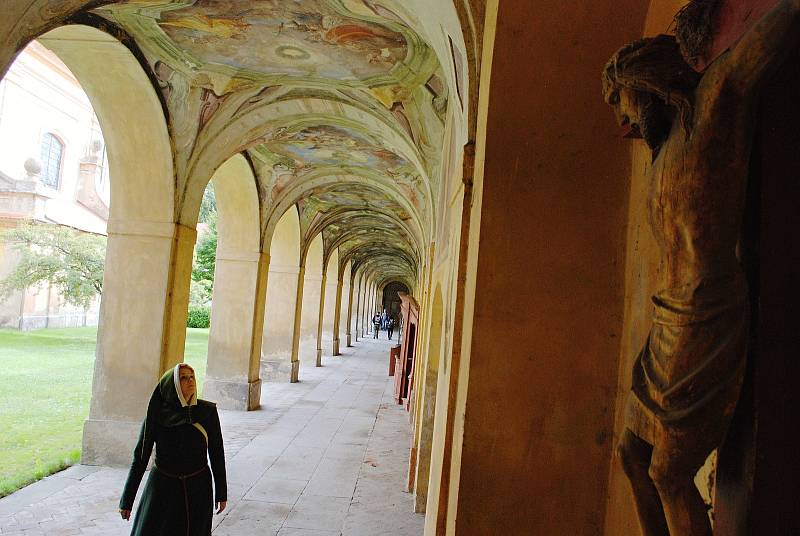 Farní a poutní kostel Panny Marie Bolestné v Mariánských Radčicích je obklopen ambitem s kaplemi a nástropními malbami.