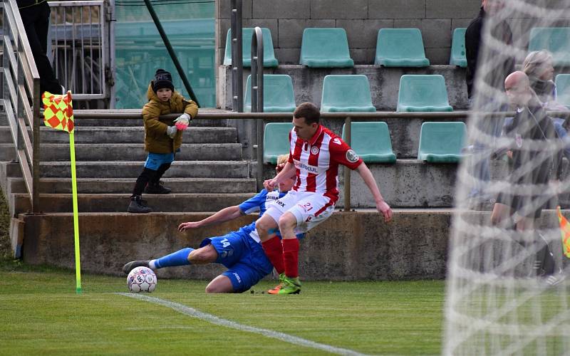 Městské derby mezi Souší (v červeném) a Mosteckým fotbalovým klubem ovládla Souš těsně 2:1.