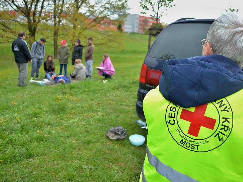 Žáci z Mostecka a Chomutovska soutěžili v mosteckém parku Šibeník v první pomoci