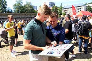 Kristian Reichel při autogramiádě, která předcházela rozlučce V. Hübla a Fr. Lukeše.