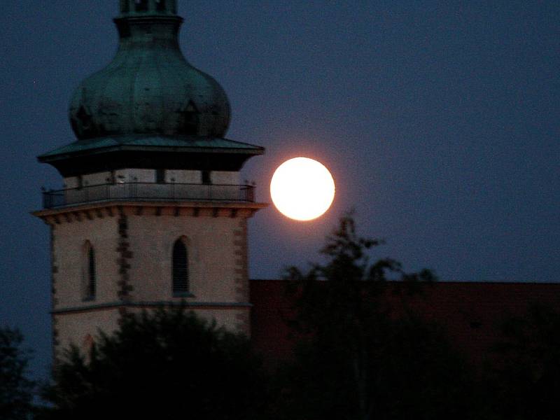 Měsíc v úplňku nad věží přesunutého kostela v Mostě. Ilustrační foto.