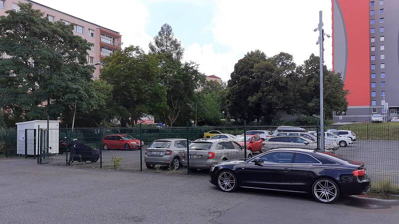 Parkoviště v ulici Františka Kmocha v Mostě se změní na nízký parkovací dům. Od bloku 503 ho mají clonit současné vzrostlé stromy.