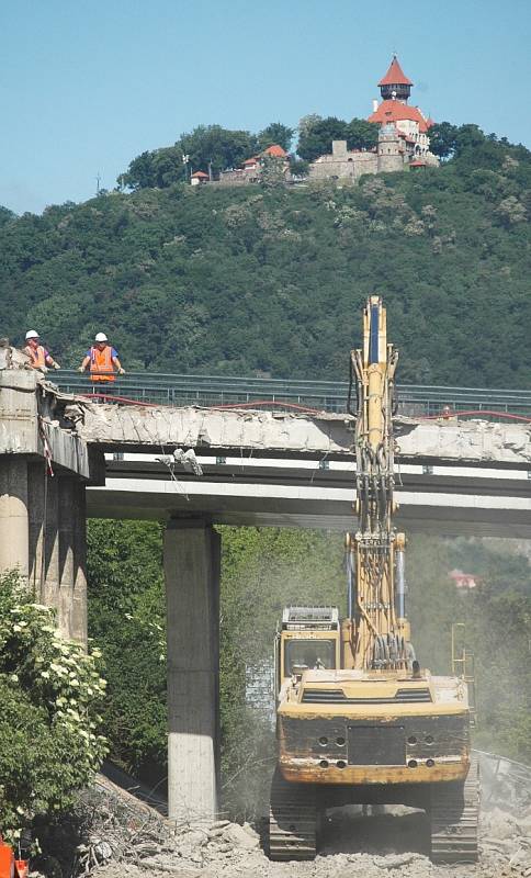 Demolice starého mostu u nádraží, kde už stojí nový silniční most a nová lávka pro pěší.