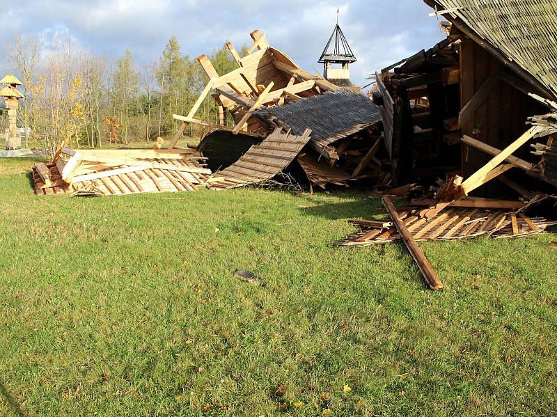 Silný nápor větru nevydržel pravoslavný kostel v Mostě, který byl ráno v troskách. Naštěstí se v době zřícení v areálu kostela nikdo nenacházel, takže nedošlo ke zraněním.