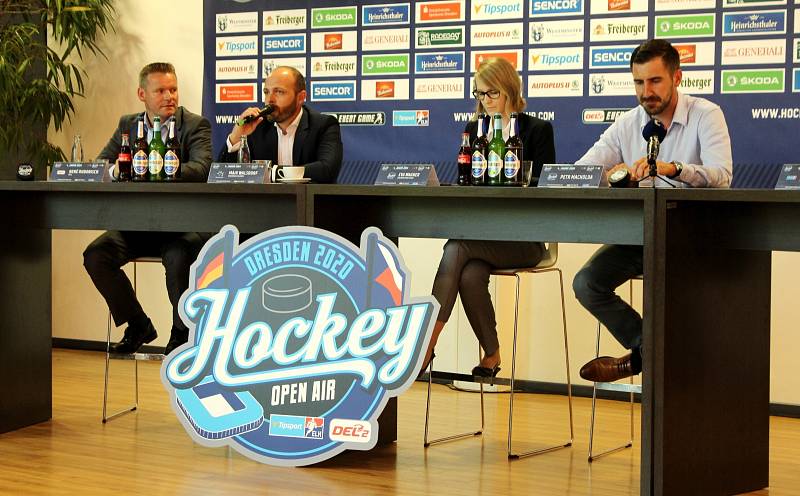 Setkání zástupců hokejových klubů na fotbalovém stadionu v Drážďanech, kde se v lednu odehraje hokejové Open Air.