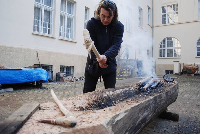 Výroba repliky pravěkého člunu, takzvaného monoxylu, v mosteckém muzeu