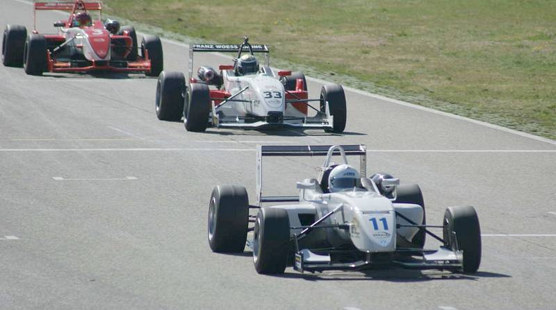 Na autodrom se sjedou historické vozy.