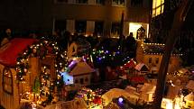 Mateřinka v Obrnicích má svítící vánoční městečko.