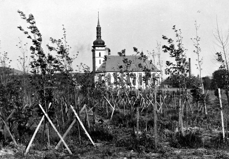 Fotografie z přípravy a samotného unikátního přesunu kostela Nanebevzetí Panny Marie v Mostě.