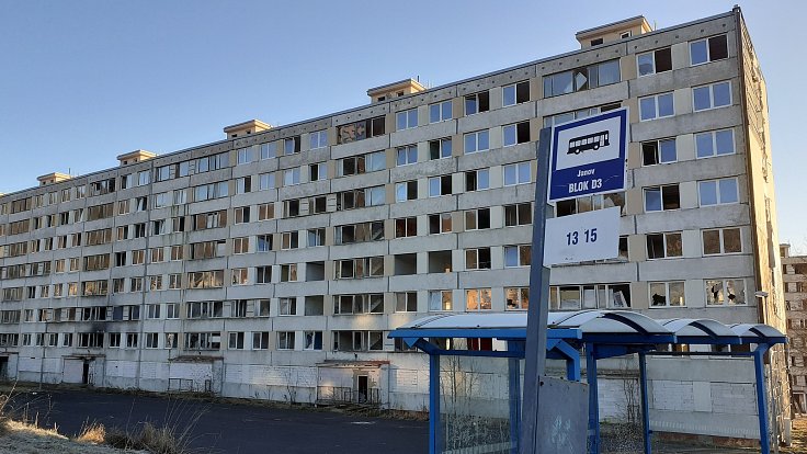 Sídliště Janov v Litvínově, situace v úterý 9. ledna. Část s prázdnými paneláky.