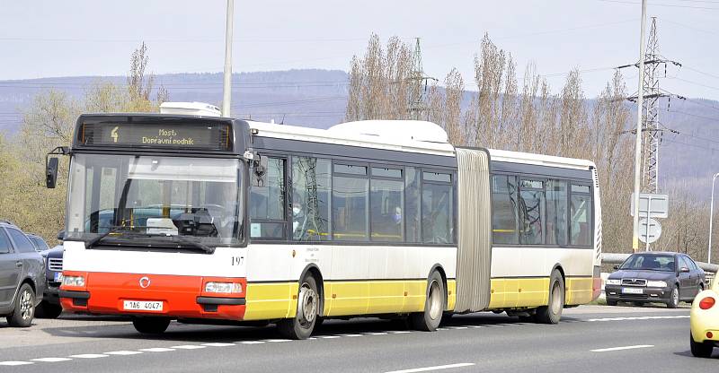 Kvůli rekonstrukci trati a zastávek nejezdí tramvaje mezi chemičkou a Litvínovem. Nahradily je autobusy.