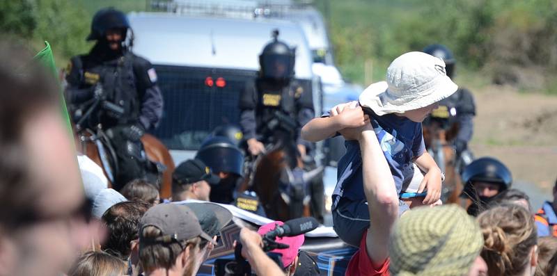 Pochod demonstrantů do dolu Bílina na Mostecku.