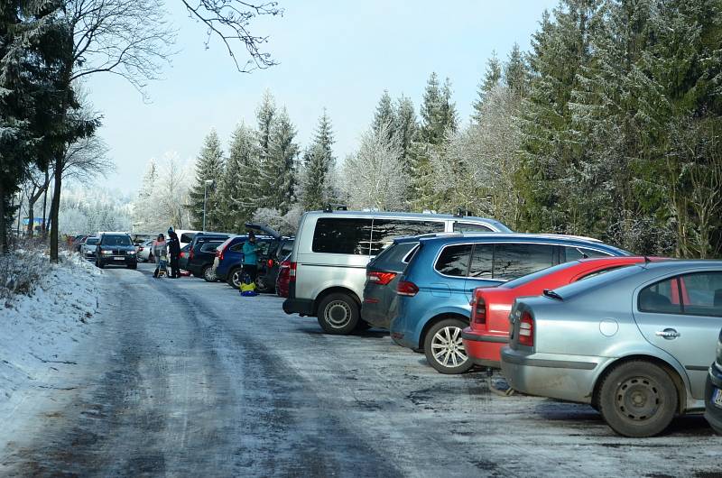 Sjezdovku na Klínech v Krušných horách ve středu 30. prosince opět využili rekreanti z různých regionů