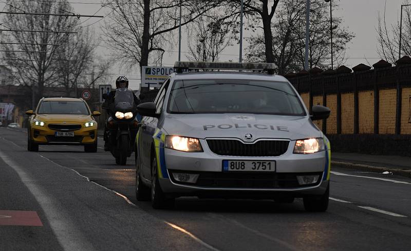 Z Mostu opět vyjela protestní jízda s vlajkami.