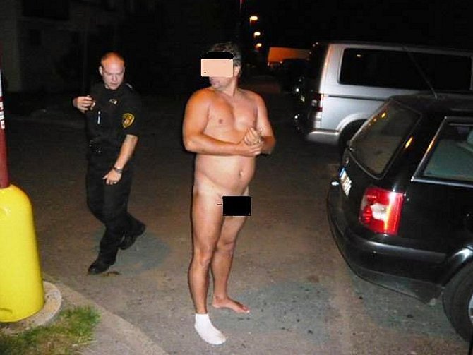 Opilý nahý muž v centru Litvínova.