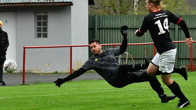 Meziboří (ve tmavém) doma složilo Ohníč 4:0.