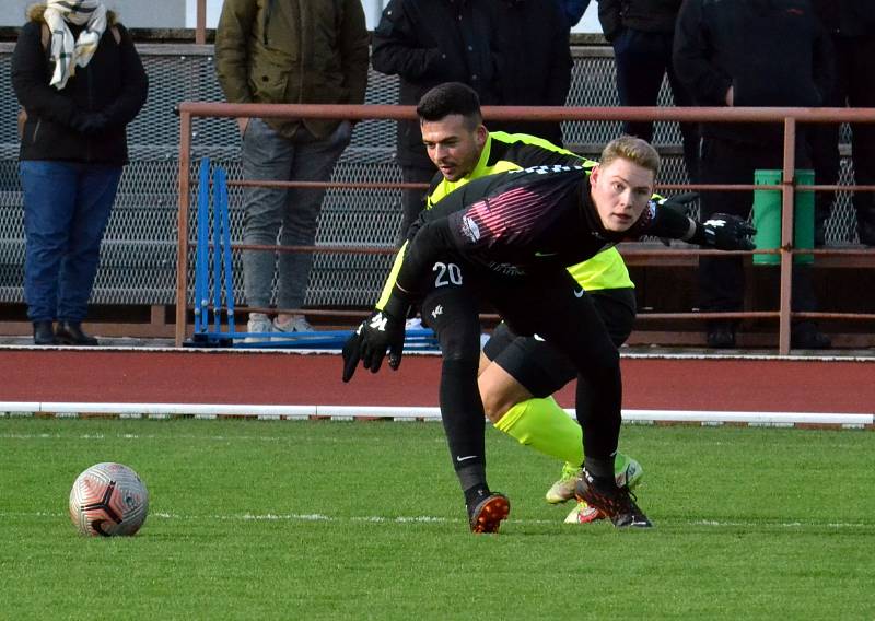 FK Baník Most-Souš (v šedivém) v duelu s Ústím nad Labem.