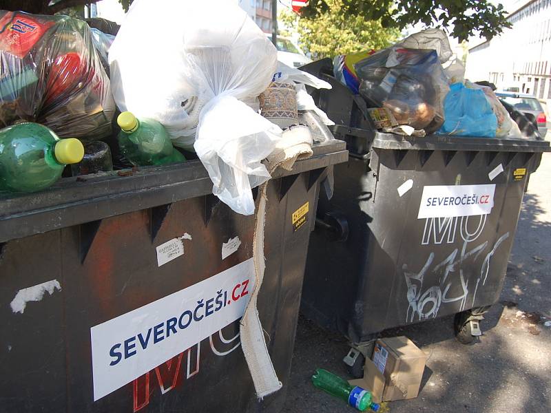 Samolepky Severočechů.cz na kontejnerech byly vylepené nelegálně.