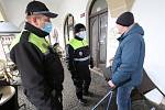 Strážníci kontrolují povinné nošení roušek na veřejných místech v Litoměřicích