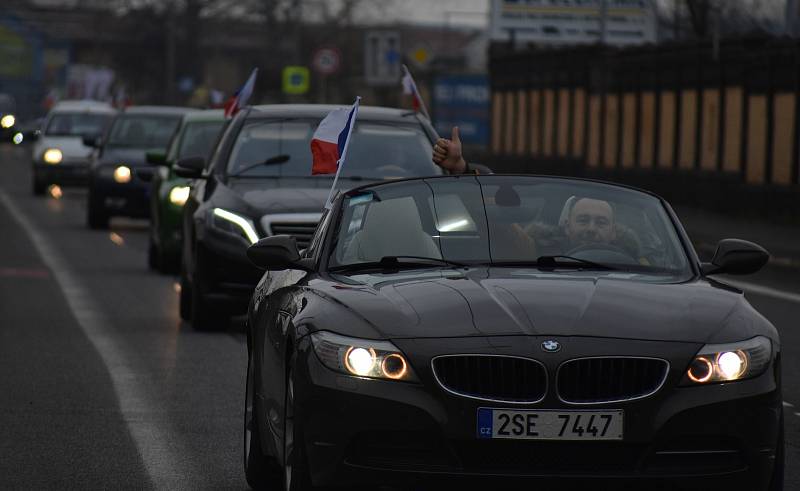 Z Mostu opět vyjela protestní jízda s vlajkami.