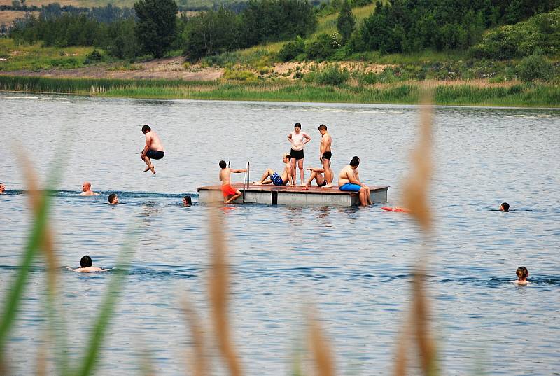 Jezero Most se za vedra zaplňuje. Jezdí i Pražané.