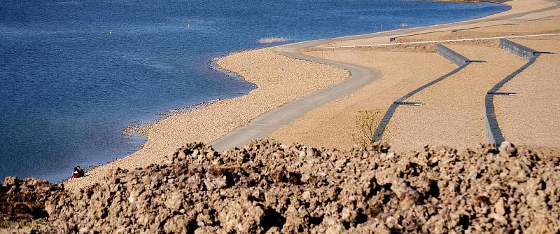 Jezero Most se už stává atrakcí, přestože přístup k vodě ještě není povolen kvůli výstavbě rekreačního zázemí na pobřeží.