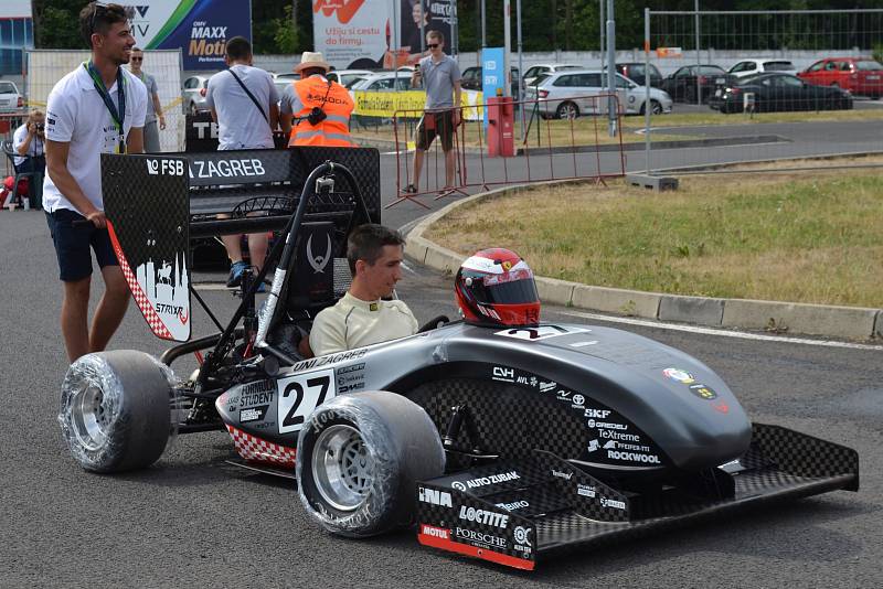 Studentské formule na mosteckém autodromu.