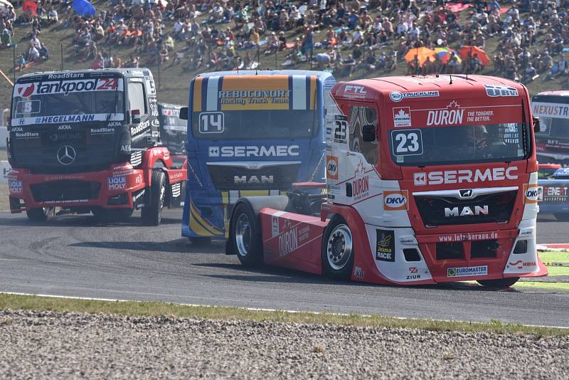 Závody na mosteckém autodromu.