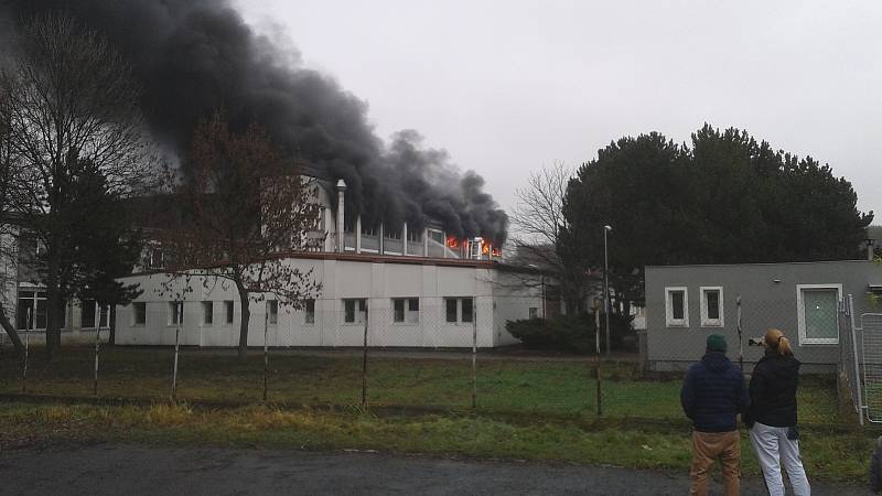 V průmyslovém areálu RICO u děkanského kostela v Mostě začala v sobotu dopoledne 19. prosince hořet jedna z hal.