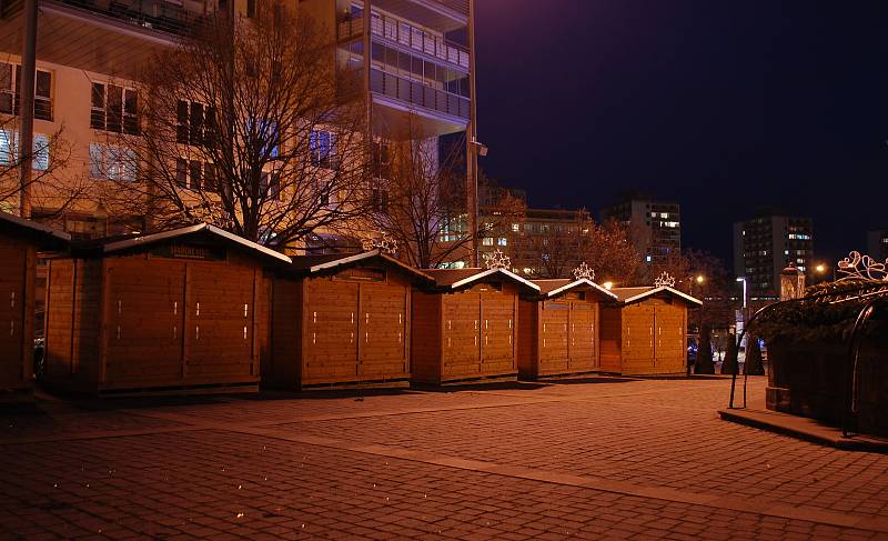 Instalovaný Vánoční trh na 1. náměstí v Mostě, situace večer ve středu 24. listopadu.