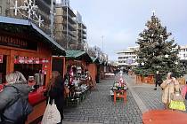 Vánoční trh na 1. náměstí v Mostě začal v pátek 25. listopadu.
