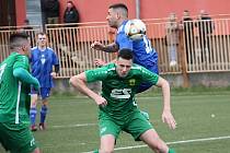 SK Černovice - FK Žatec 2:3,domácí hráči v modrém.