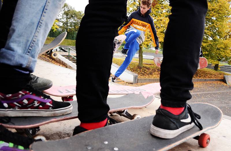 Skatepark v mosteckém parku Šibeník v neděli odpoledne ožil.