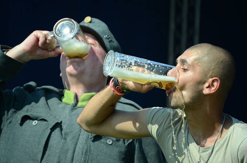 Oslava 100 let od vzniku republiky u kostela v Mostě.