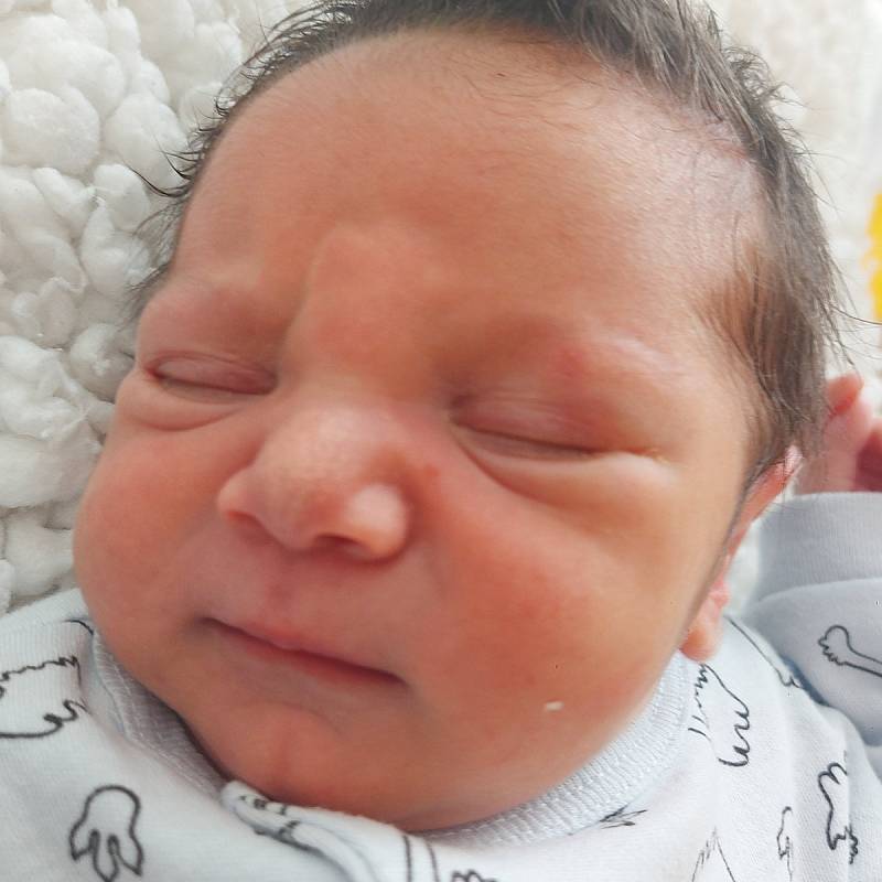 Adrian Daniel se narodil v úterý 2. srpna v 11.40 hodin rodičům Adrianě a Michalu Danielovým. Měřil 50 cm a vážil 3 kg.