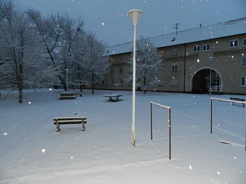 Fotka z mostecké Lesní ulice ze soboty 21. ledna.