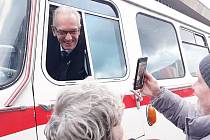 Happening k 36. výročí sametové revoluce v Mostě. Na snímku jízda autobusem RTO.